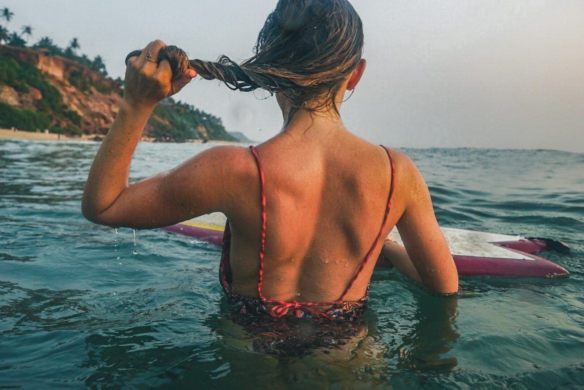 Comment prendre soin de ses cheveux après le surf ?