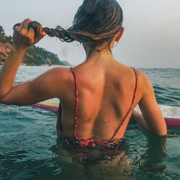 Comment prendre soin de ses cheveux après le surf ?